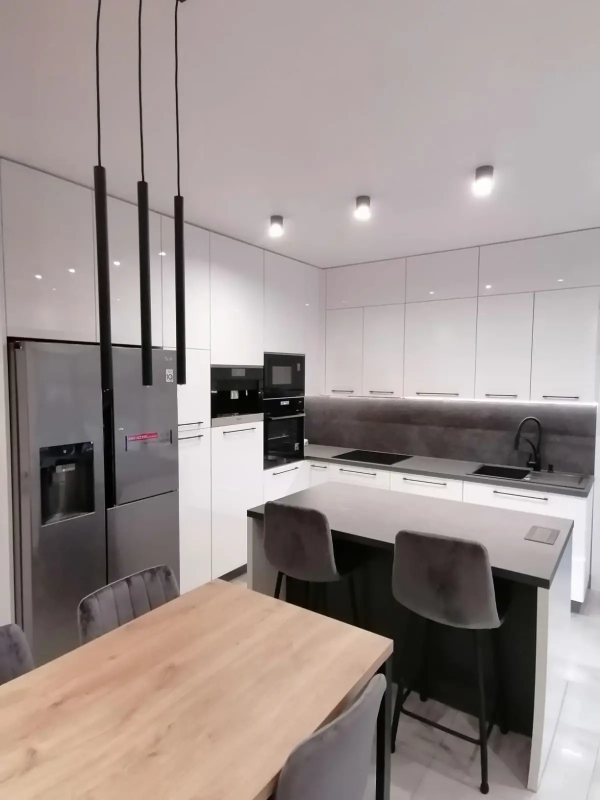 Kuchnia z dużą wyspą