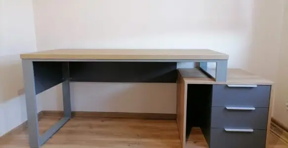 Biurko i zabudowana szafa