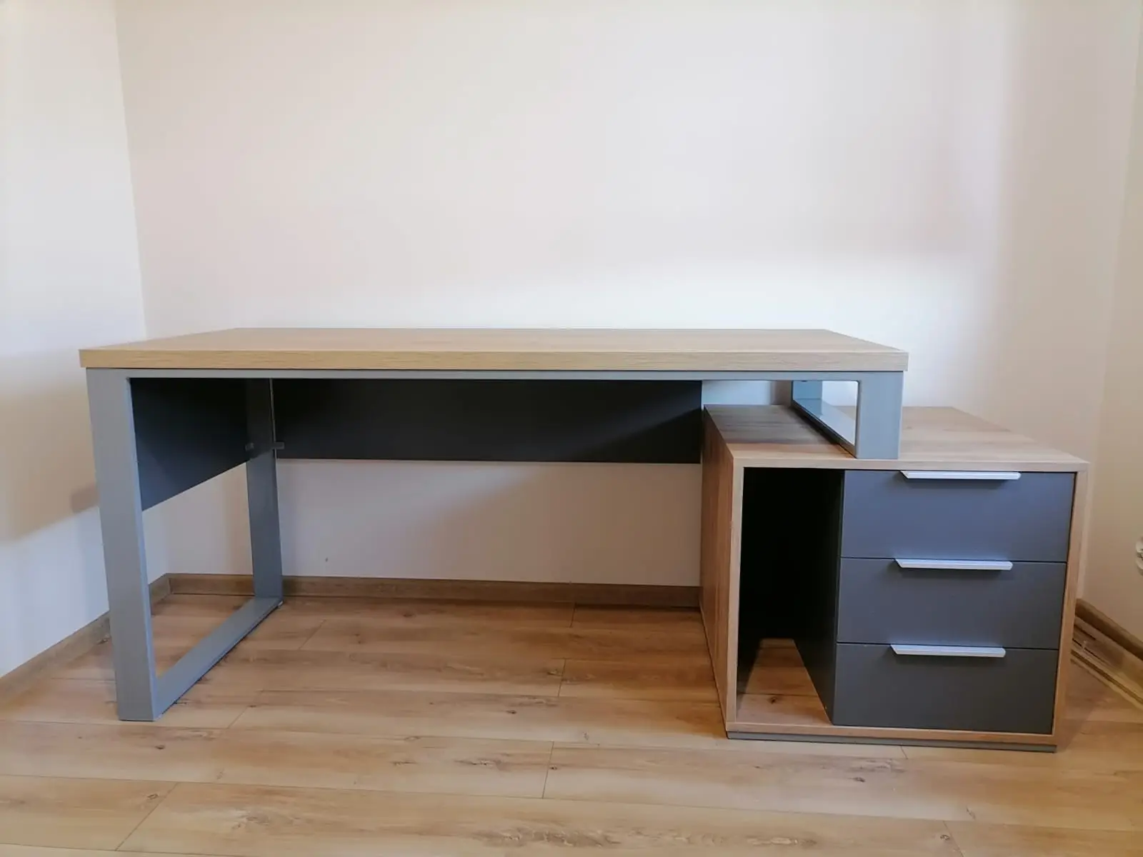 Biurko i zabudowana szafa