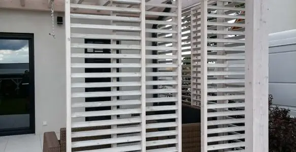 Biała pergola ruchoma