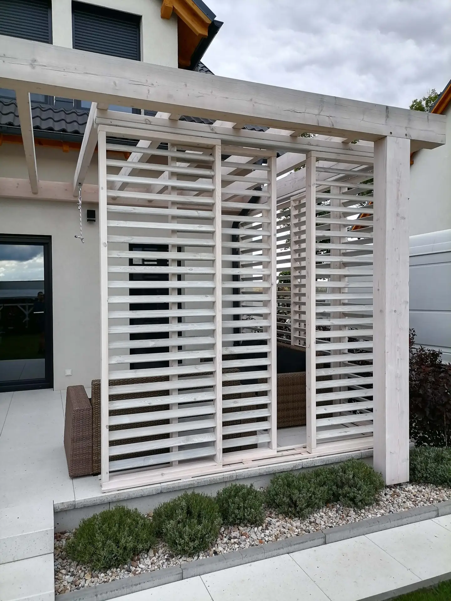 Biała pergola ruchoma