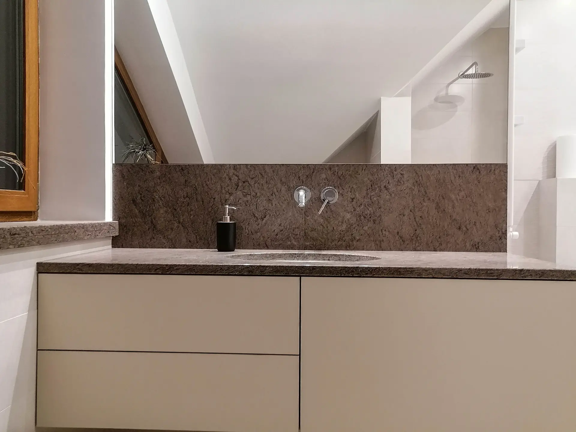 Łazienka z kamieniem