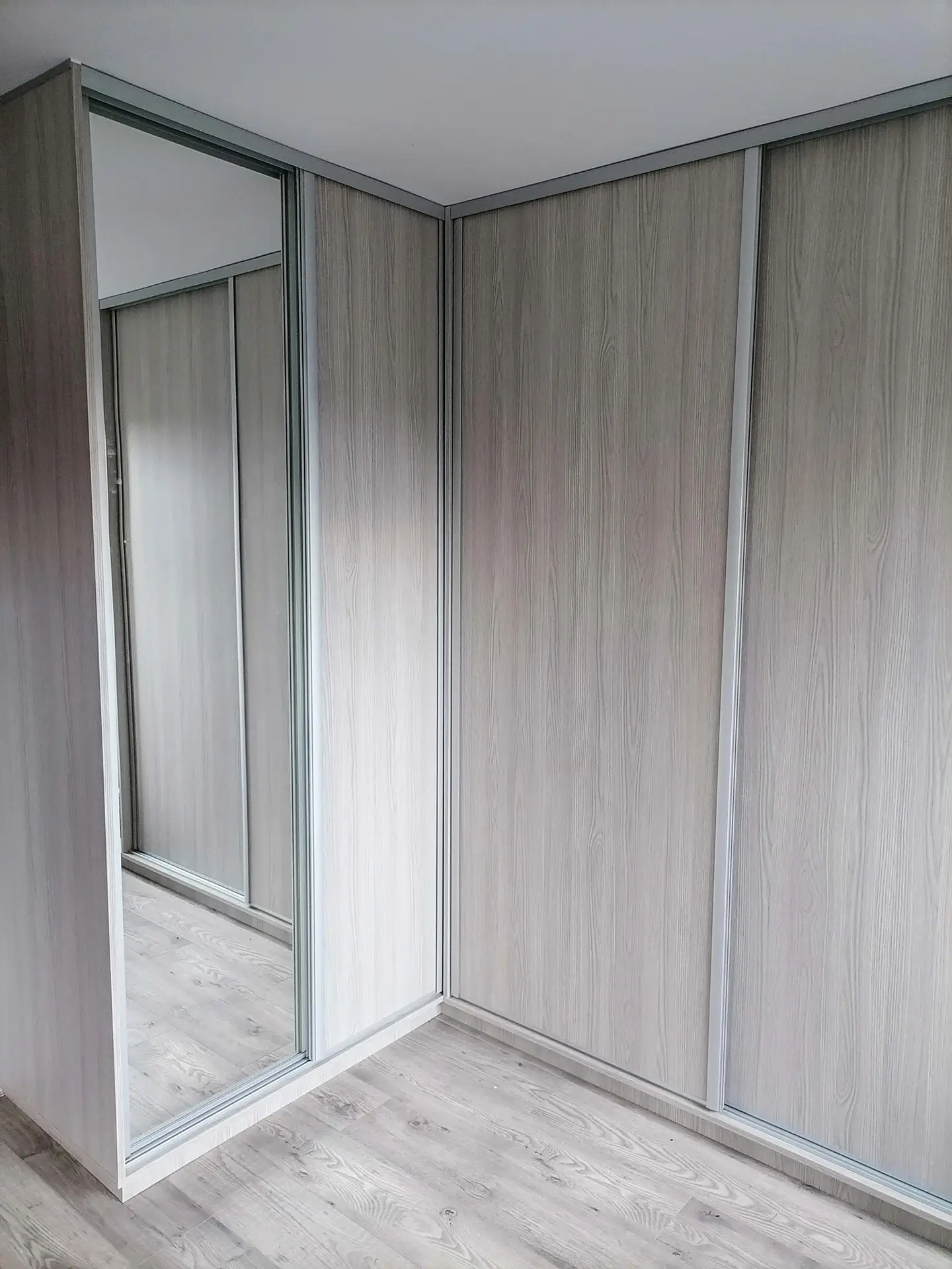 Szafa narożna z lustrem