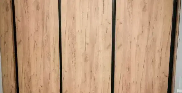 Zabudowa z drewnianymi frontami