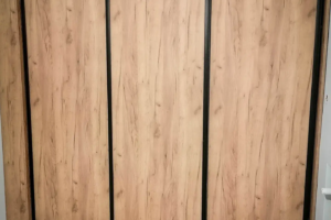 Zabudowa z drewnianymi frontami