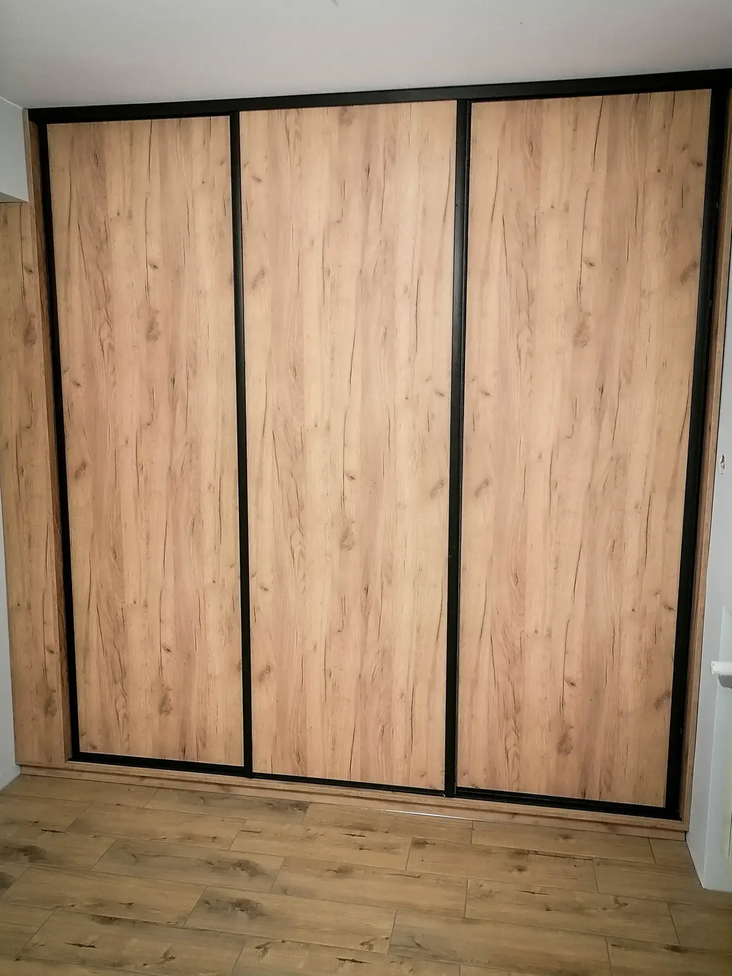 Zabudowa z drewnianymi frontami