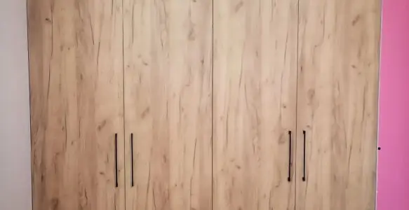 Szafa czterodrzwiowa z drewnianymi frontami