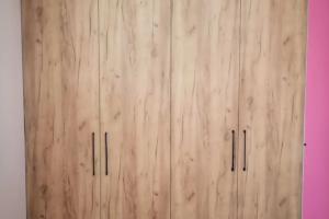 Szafa czterodrzwiowa z drewnianymi frontami