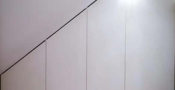 Szafa wielodrzwiowa w jasnym wykończeniu