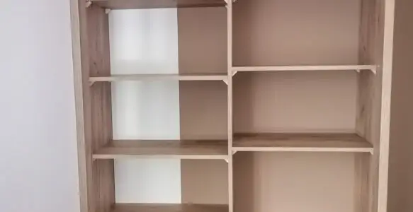 Szafa zabudowana z gładkimi frontami
