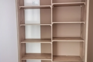 Szafa zabudowana z gładkimi frontami