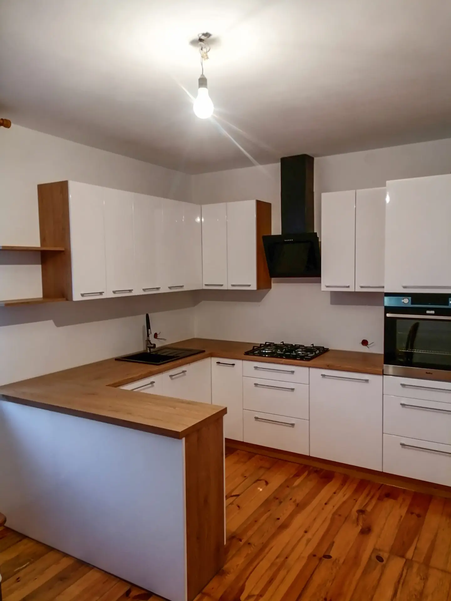 Kuchnia w jasnym drewnie