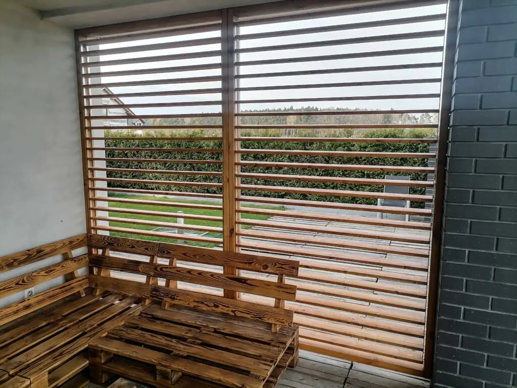 Pergola tarasowa z drewnianych paneli osłonowych – prywatność i cień, MS Meble Wolsztyn