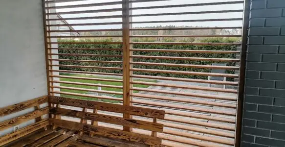 Szafa przesuwna w jasnym wykończeniu