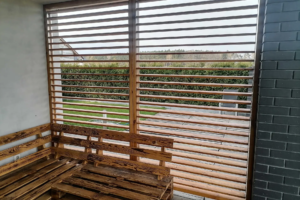 Szafa przesuwna w jasnym wykończeniu