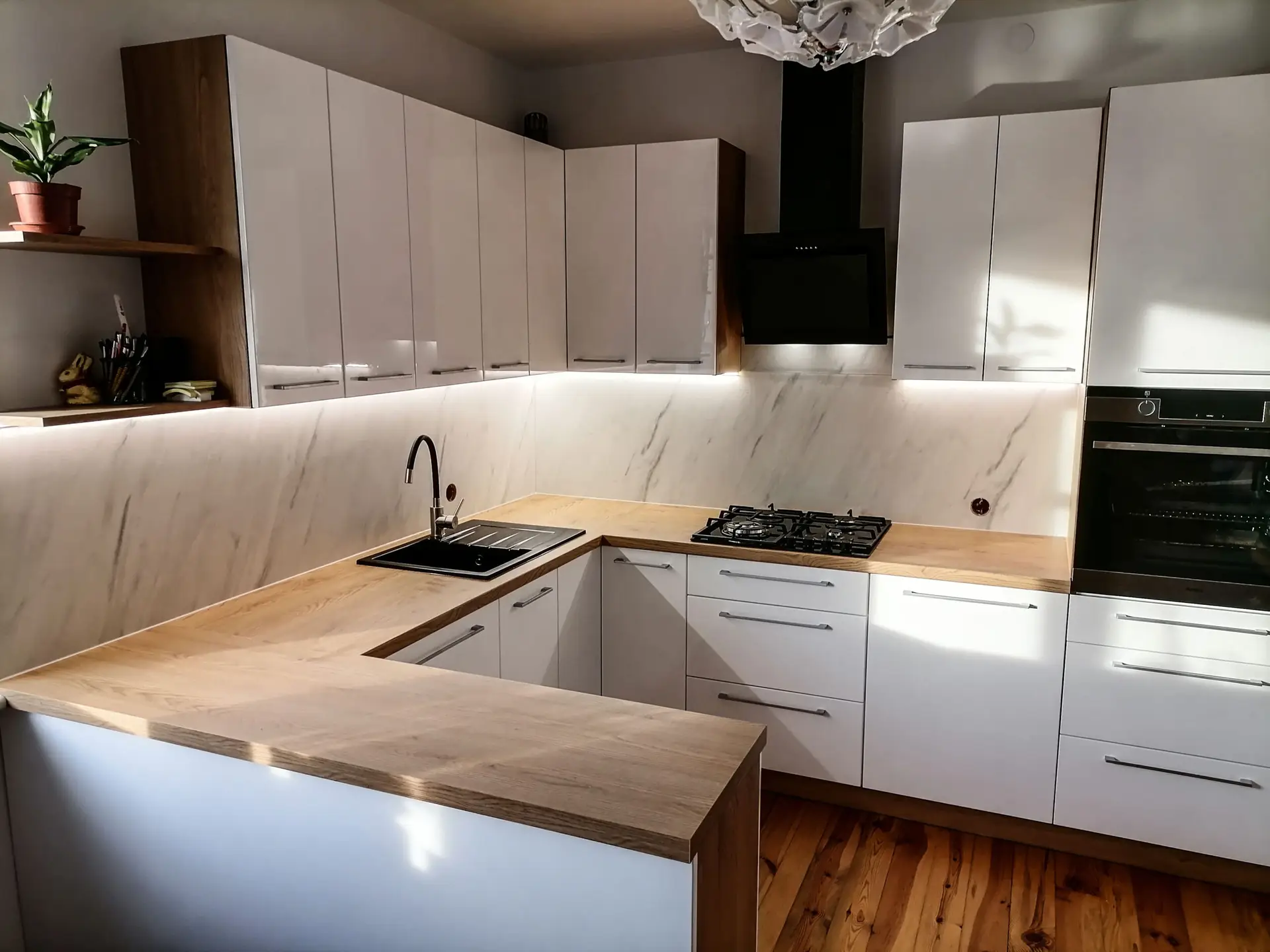 Kuchnia z białymi frontami i drewnianym blatem