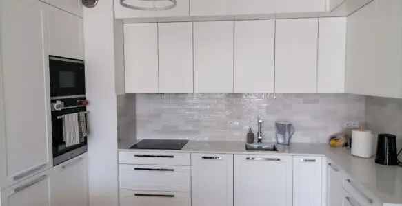 Biała kuchnia w klasycznym wykończeniu