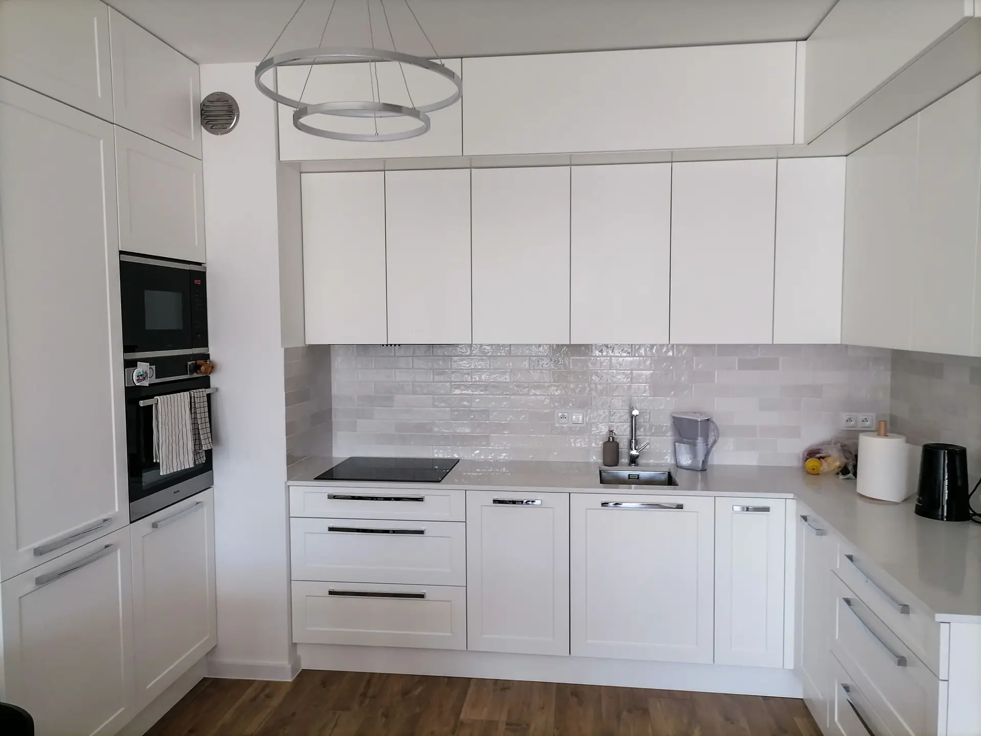 Biała kuchnia w klasycznym wykończeniu