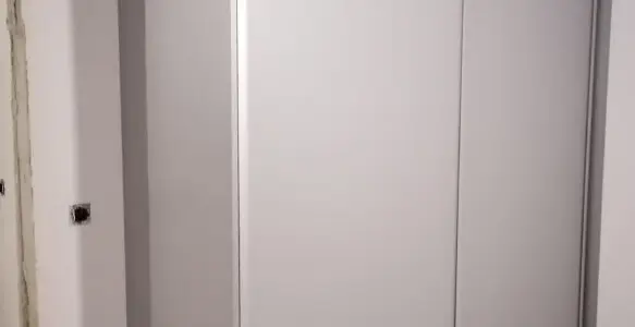 Szafa przesuwna w jasnym szarym kolorze