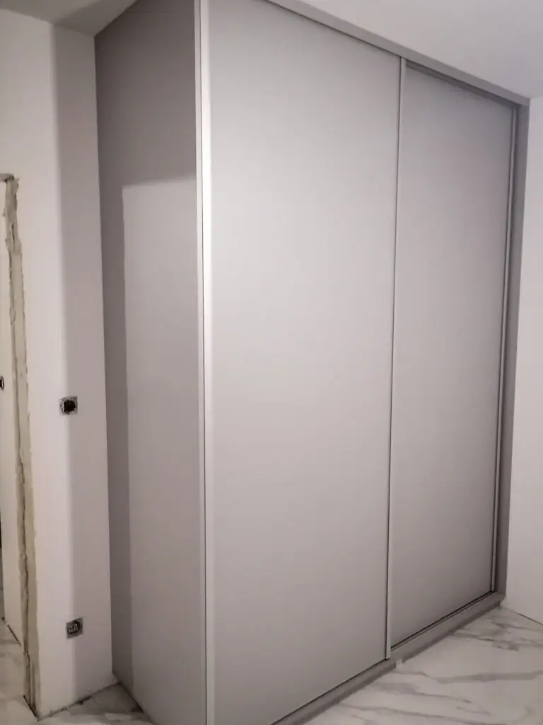 Szafa przesuwna jasnoszara – MS Meble Wolsztyn