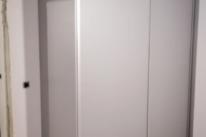 Szafa przesuwna w jasnym szarym kolorze