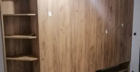 Zabudowa drewniana z półkami narożnymi