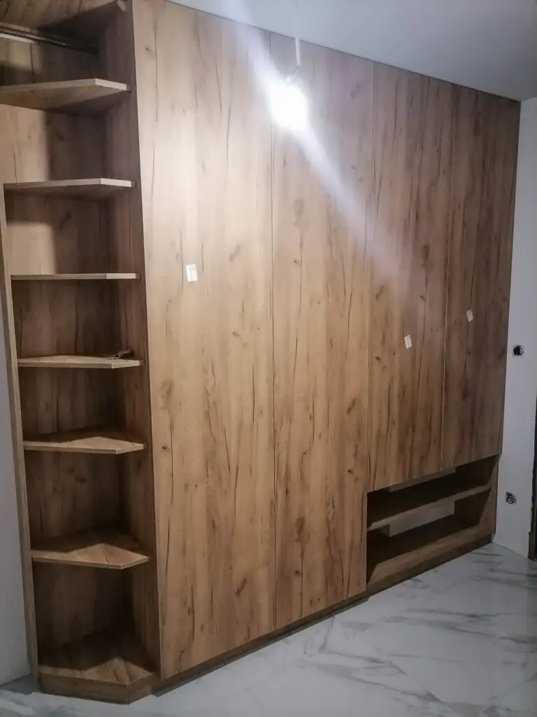 Zabudowa drewniana z półkami narożnymi – MS Meble Wolsztyn