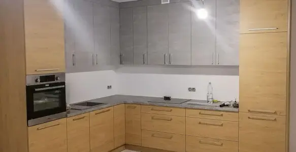 Kuchnia z drewnianymi i szarymi frontami