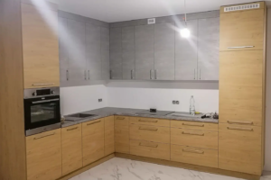 Kuchnia z drewnianymi i szarymi frontami