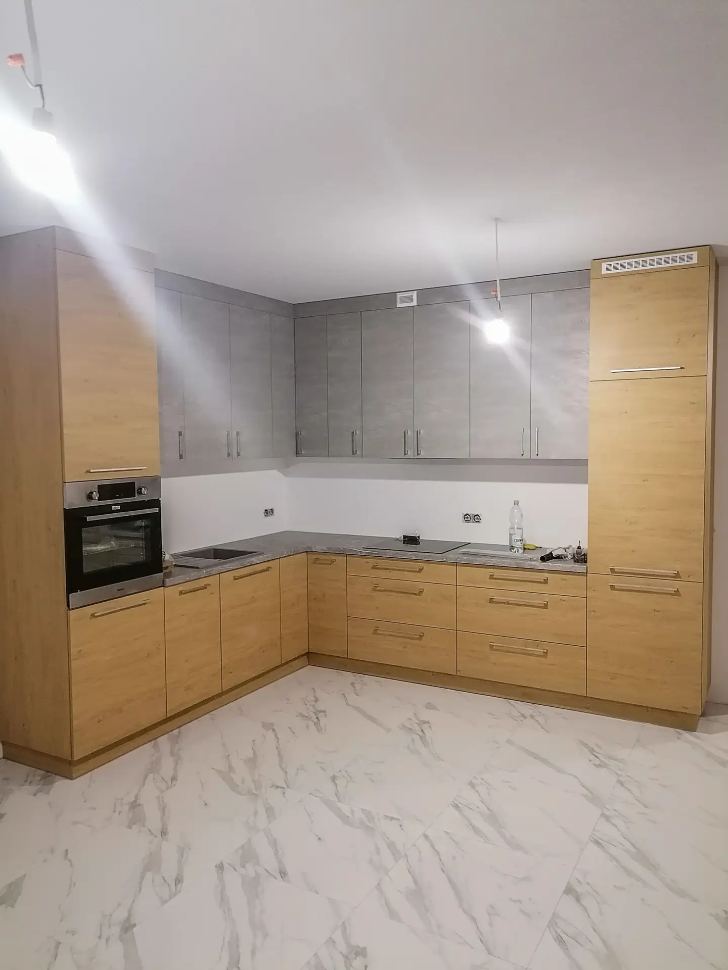 Kuchnia z drewnianymi i szarymi frontami