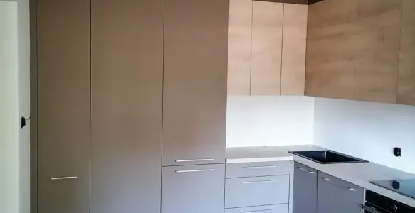 Kuchnia w odcieniach beżu i drewna