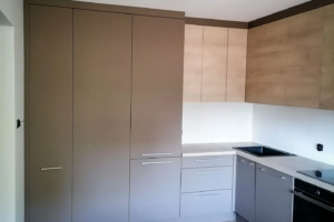 Kuchnia w odcieniach beżu i drewna