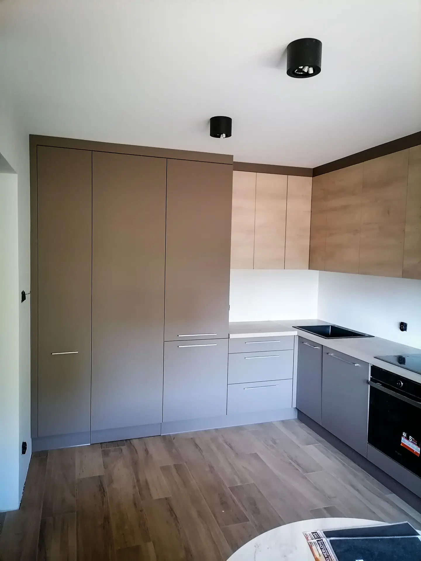 Kuchnia w odcieniach beżu i drewna