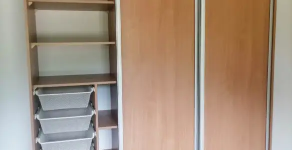 Szafa przesuwna z koszami i półkami