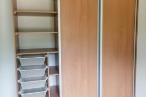 Szafa przesuwna z koszami i półkami