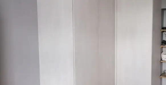 Biała szafa narożna z gładkimi frontami