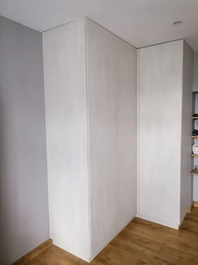Biała narożna szafa z gładkimi frontami na wymiar – MS Meble Wolsztyn