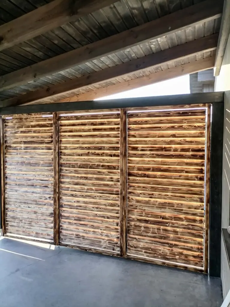 Osłona tarasu z poziomych desek lamelowych – MS Meble