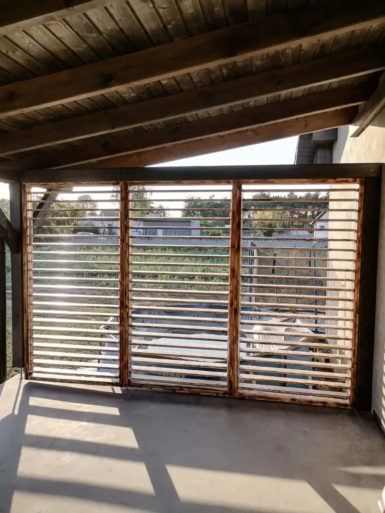 Przesłony tarasowe z drewna o widocznym usłojeniu – Wolsztyn