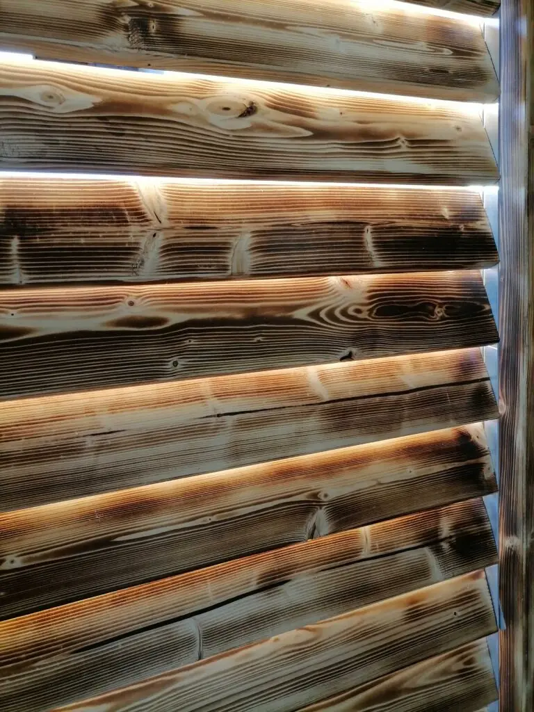 Zbliżenie na lamele drewniane w zabudowie tarasu – MS Meble