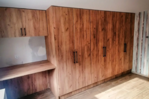 Zabudowa z szafą i biurkiem w kolorze drewna