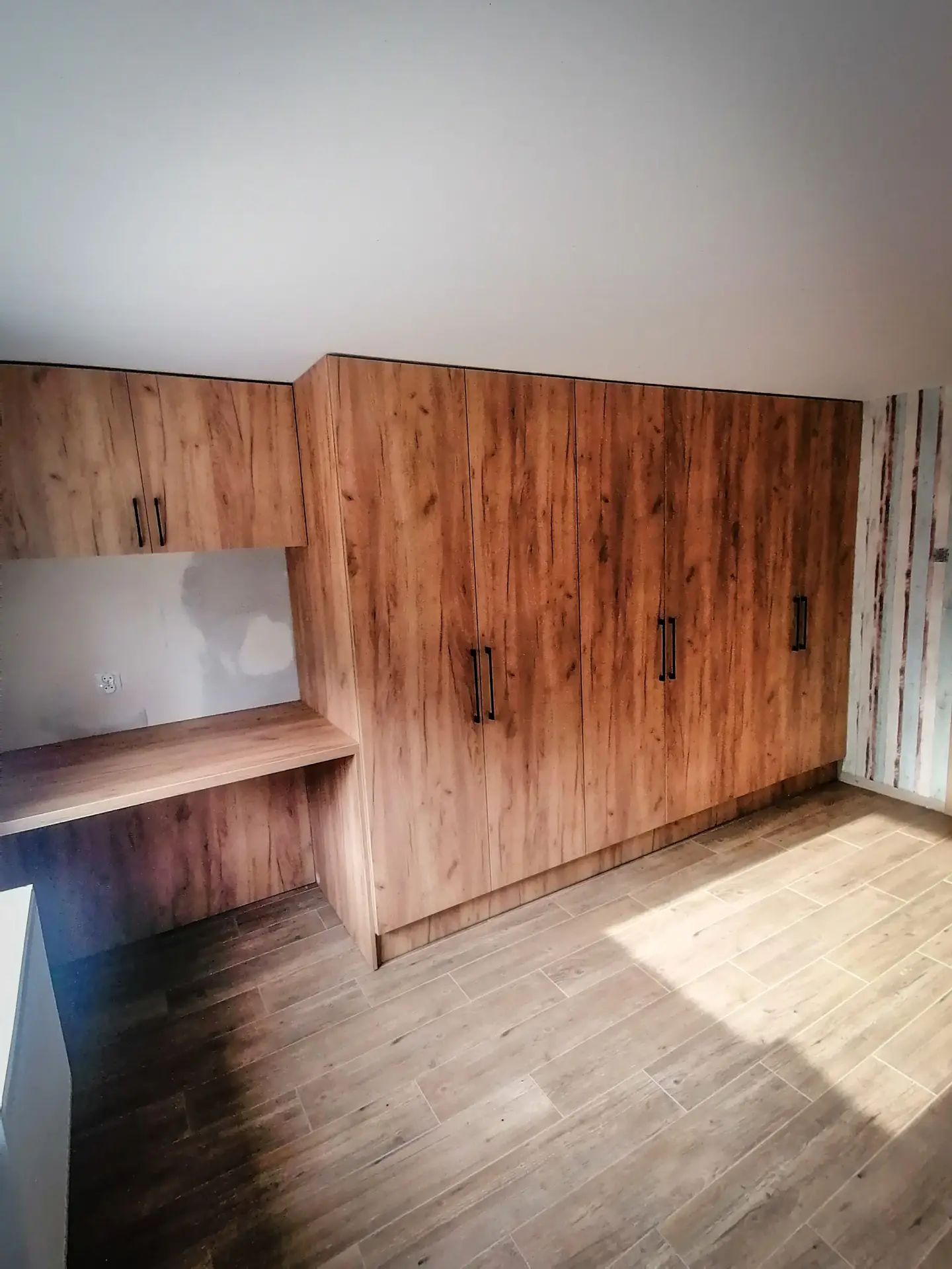 Zabudowa z szafą i biurkiem w kolorze drewna