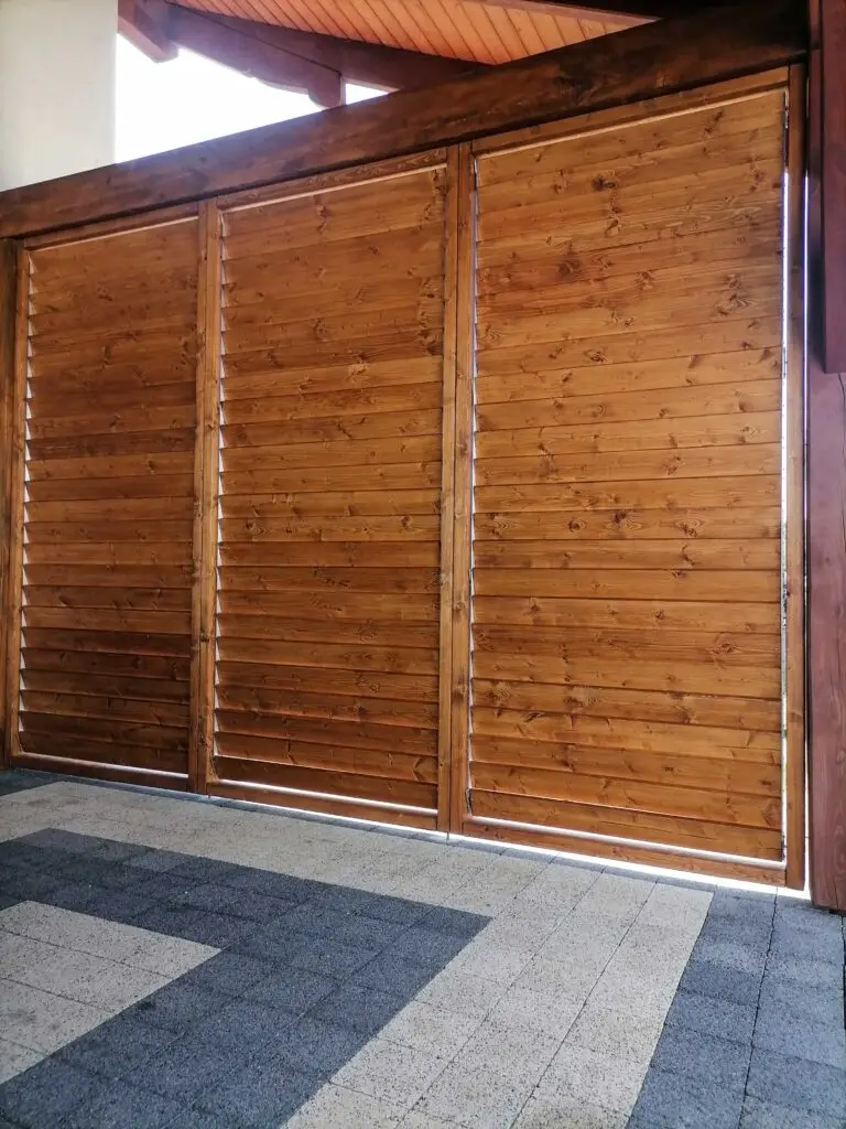 Drewniana zabudowa tarasu z trzema panelami lamelowymi – MS Meble Wolsztyn