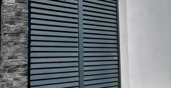 Grafitowe panele lamelowe przy elewacji