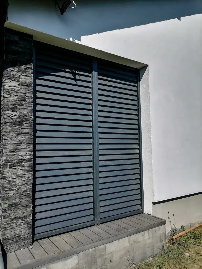 Grafitowe panele lamelowe przy tarasie i elewacji – MS Meble Wolsztyn