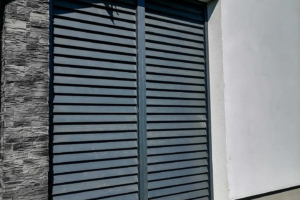 Grafitowe panele lamelowe przy elewacji