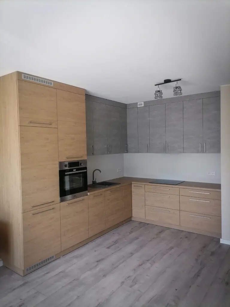 Nowoczesna kuchnia na wymiar drewno i szarość beton – MS Meble Wolsztyn