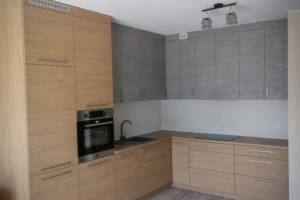 Kuchnia dwukolorowa drewno i szarość