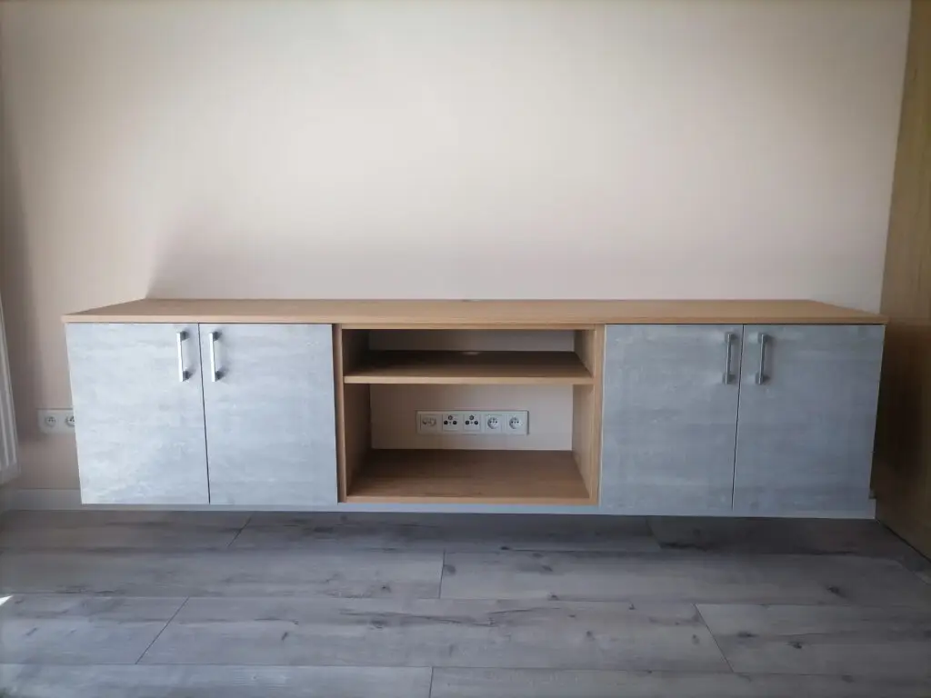 Komoda RTV beton i drewno wisząca nad podłogą – MS Meble Wolsztyn