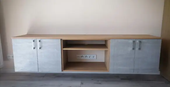 Komoda RTV z frontami w kolorze betonu